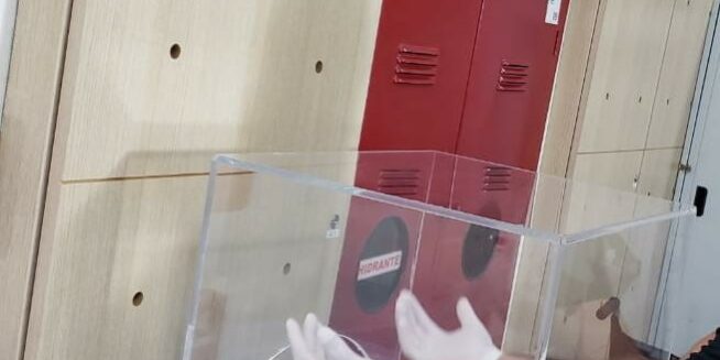 Caixa de acrílico como barreira contra o Covid-19
