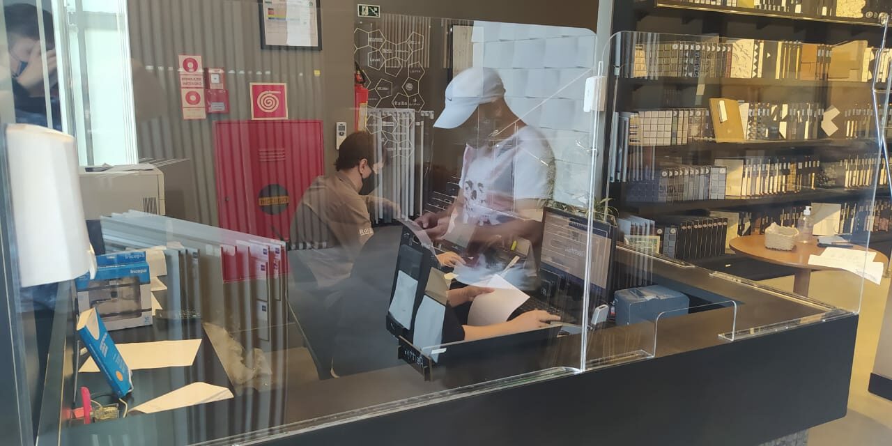 Divisória de acrílico para loja