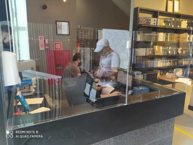 Divisória de acrílico para loja