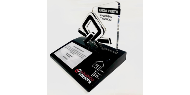 Troféu em acrílico produzido pela MTS Comunicação Visual.
